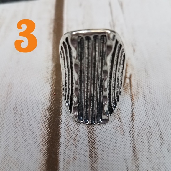 Vintage Carved Silver Plated Rings - Picture 4 of 8